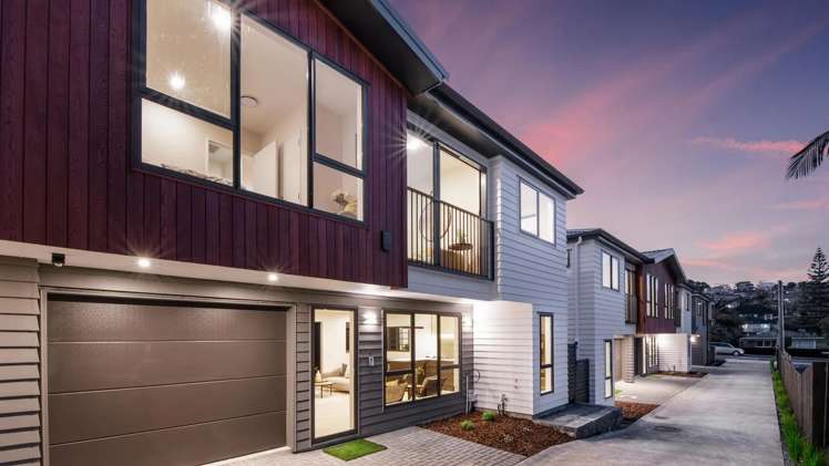 2/114 Saddleback Rise Murrays Bay_1