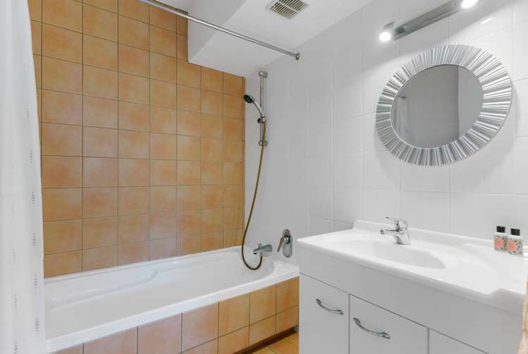 2/2 Tiwai Road Royal Oak_13