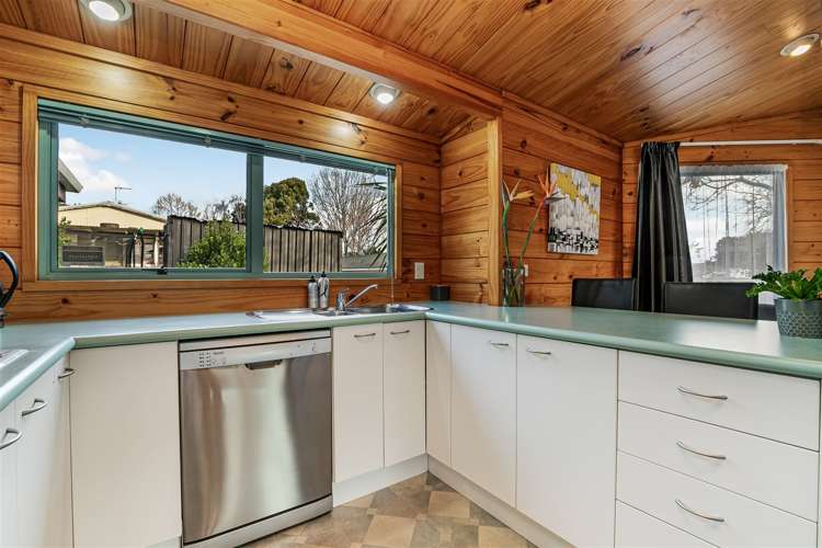 2/111 Beach Road Pahurehure_8