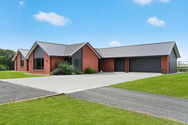 Prestigious Lakeside Estate in Horsham Downs