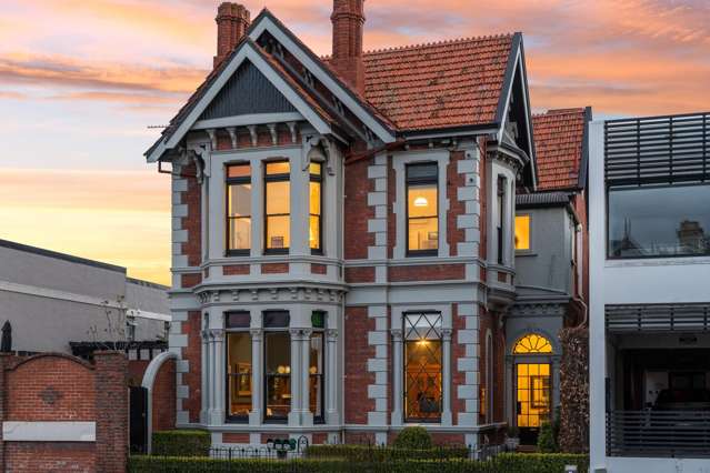 Exceptional parking and proximity to CBD - 850m2