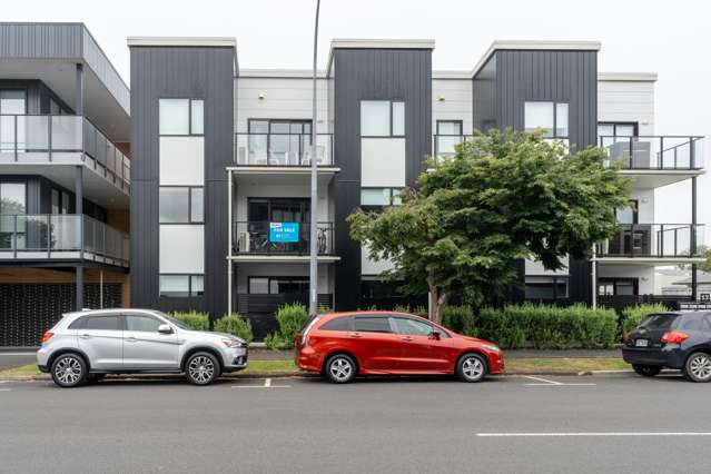 103/17 Vialou Street Hamilton Central_2