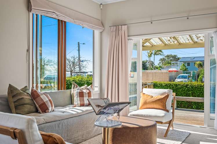 10 Joan Street Point Chevalier_11