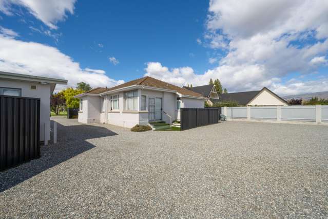 3 rental incomes from this home. Urgent sale.