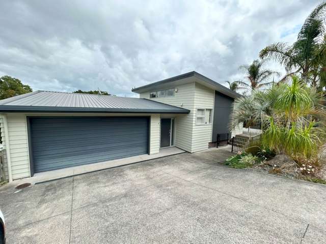 Family home in Hatfields Beach - 4 WEEKS FREE!!