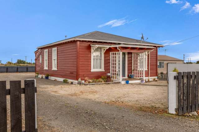 Charming Red Cottage - Plenty of Space!