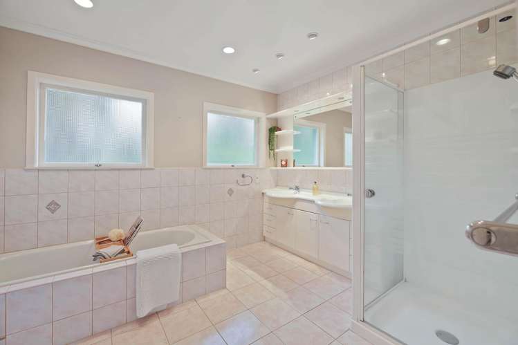 10 Etherege Place Mellons Bay_25