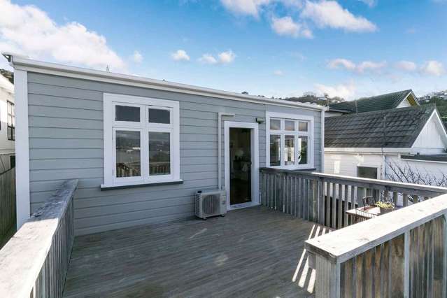 Furnished home in Lyall Bay SHORT TERM ONLY