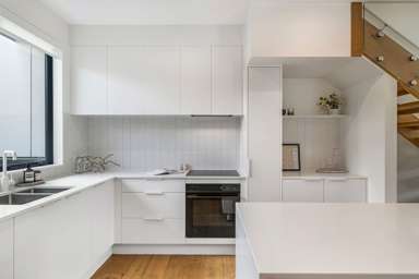 2/37 Glen Atkinson Street_4