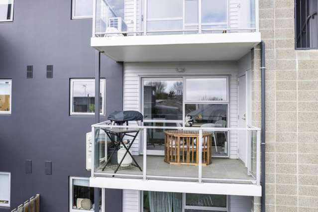 Two Bedroom Apartment - Two Secure Carparks!