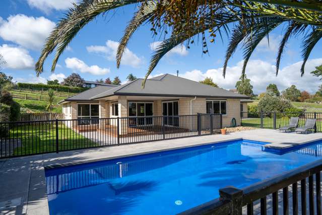 Luxe Living Poolside near Cambridge