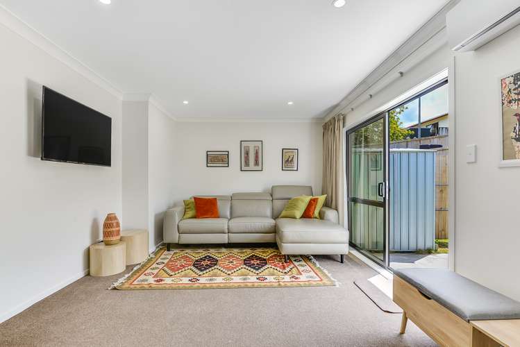 2/33 Cowley Drive Temple View_3