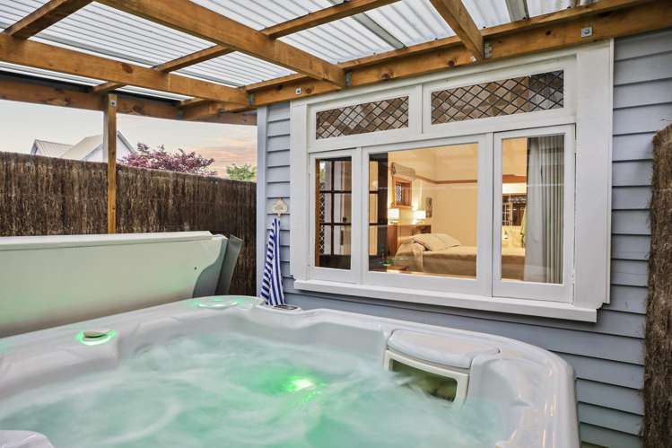 741 River Road Chartwell_30