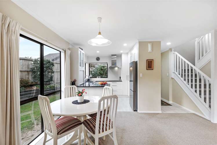 2/6 Pinewood Grove Botany Downs_6