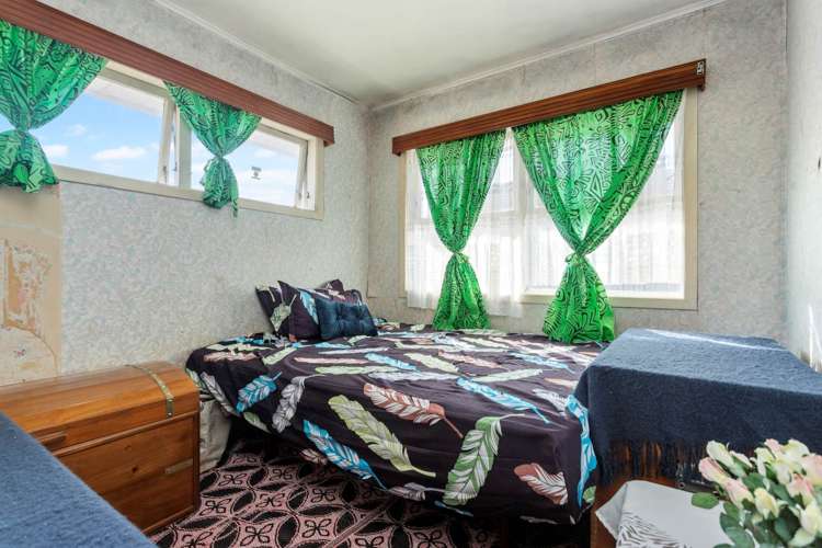 26 Crown Crescent Otara_13