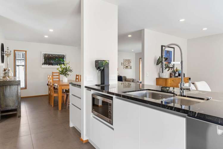 42 Oakwood Grove Eastern Beach_11