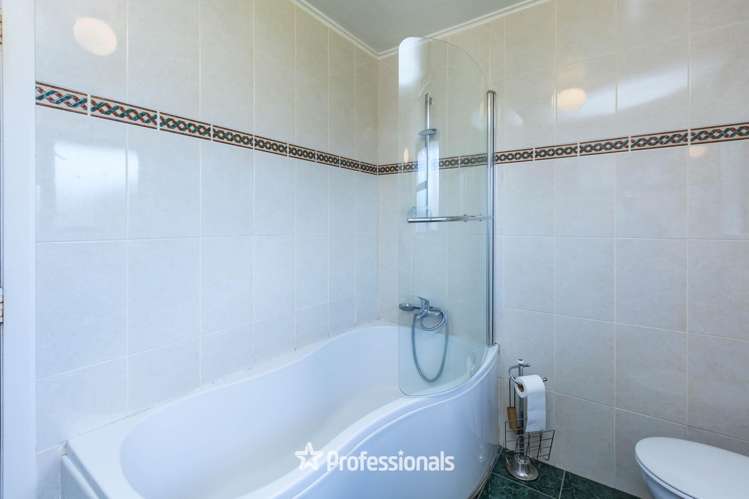 8 Coates Grove Silverstream_18