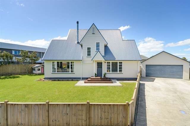 THREE BEDROOMS - AWAPUNI