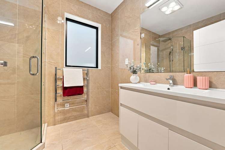 3 Golden Avenue Flat Bush_31