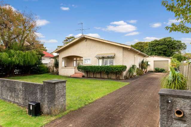 Charming Stucco Bungalow with Endless Potential!