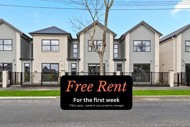3 Bedroom 3 Bathroom in sought after Hamilton East - pets allowed.