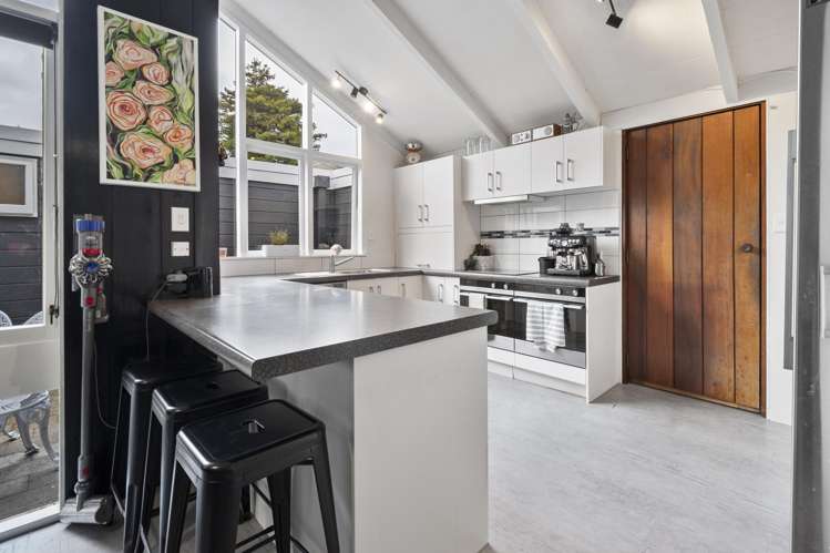 28 Moerangi Street West End_10