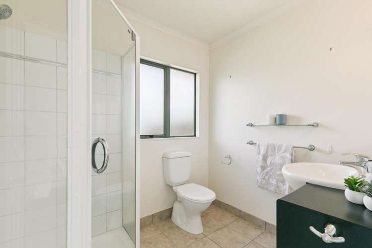 1 Becker Way Karori_6