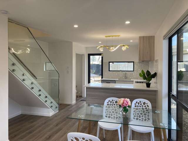 FULLY FURNISHED Near New Modern Townhouses