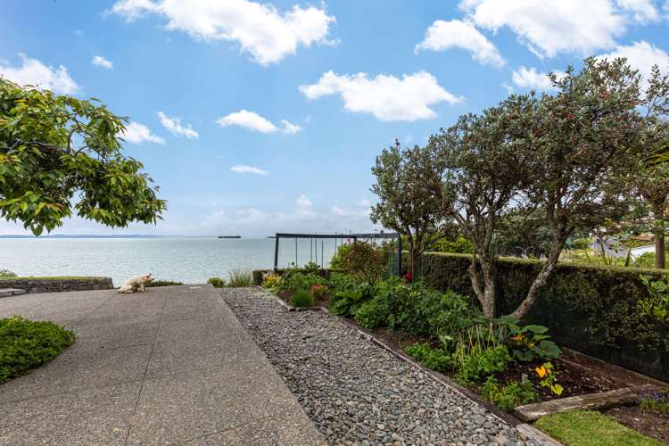 1 Marine Parade Piha_15