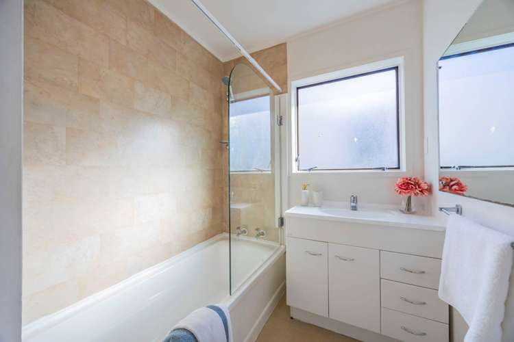 2/2 Tacitus Place Totara Vale_15