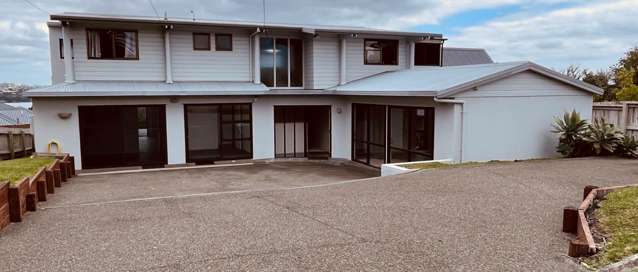 Large home in Tindalls Bay with gorgeous seaview's