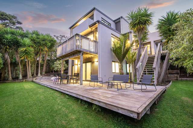 A Rare Family Haven in Schnapper Rock