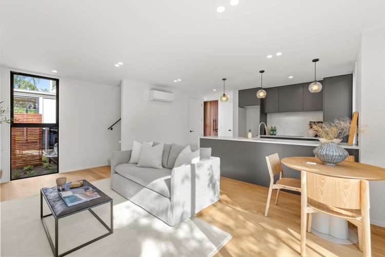2/60 Innes Road Merivale_3