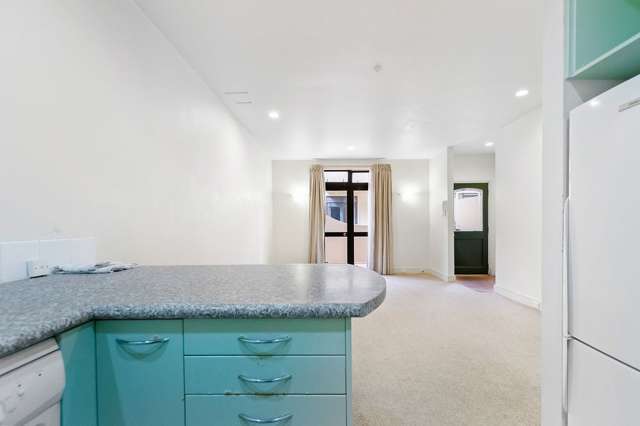 Apartment D/16-18 Eden Crescent 10015_3