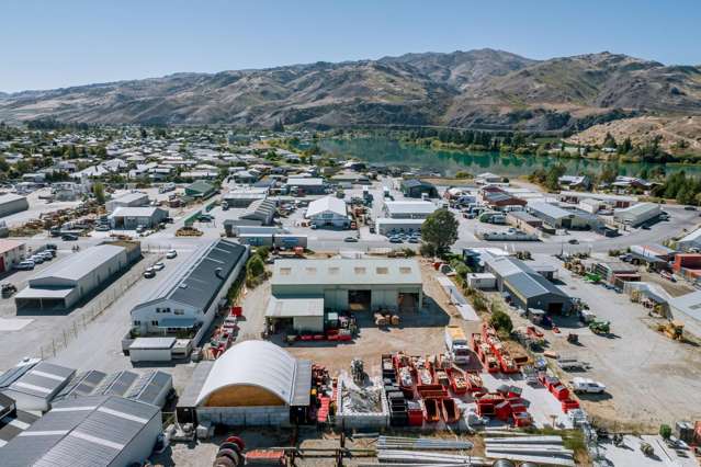 Functional Cromwell Industrial Premises