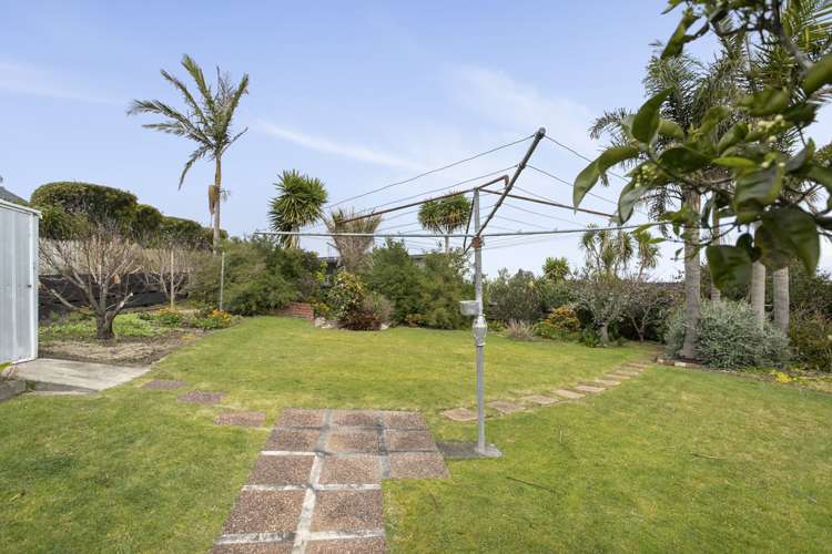 8 Paisley Street Mellons Bay_21