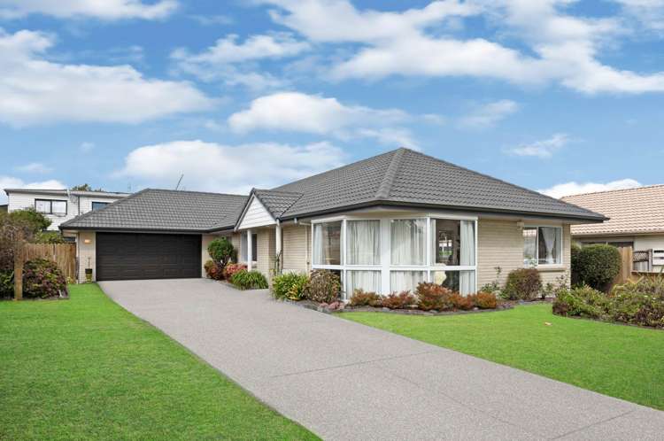 8 Headcorn Place Botany Downs_1