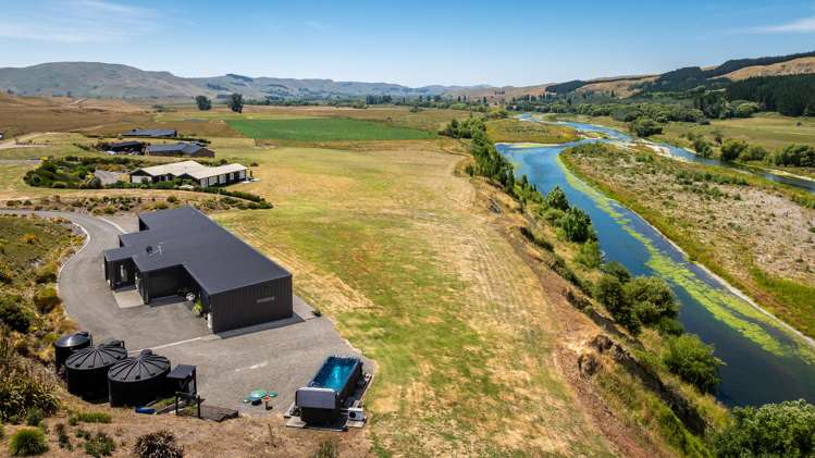 8 Riverview Drive Otane_24