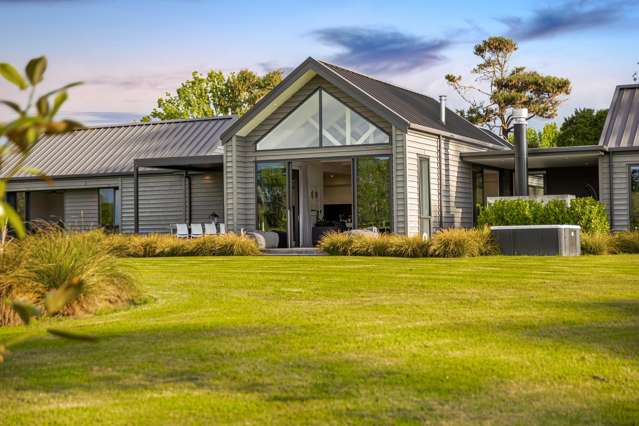 Luxurious Wainui Retreat + Legal Home & Income