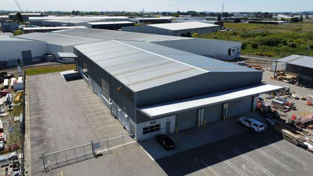 Hornby Warehouse with Gantry Crane