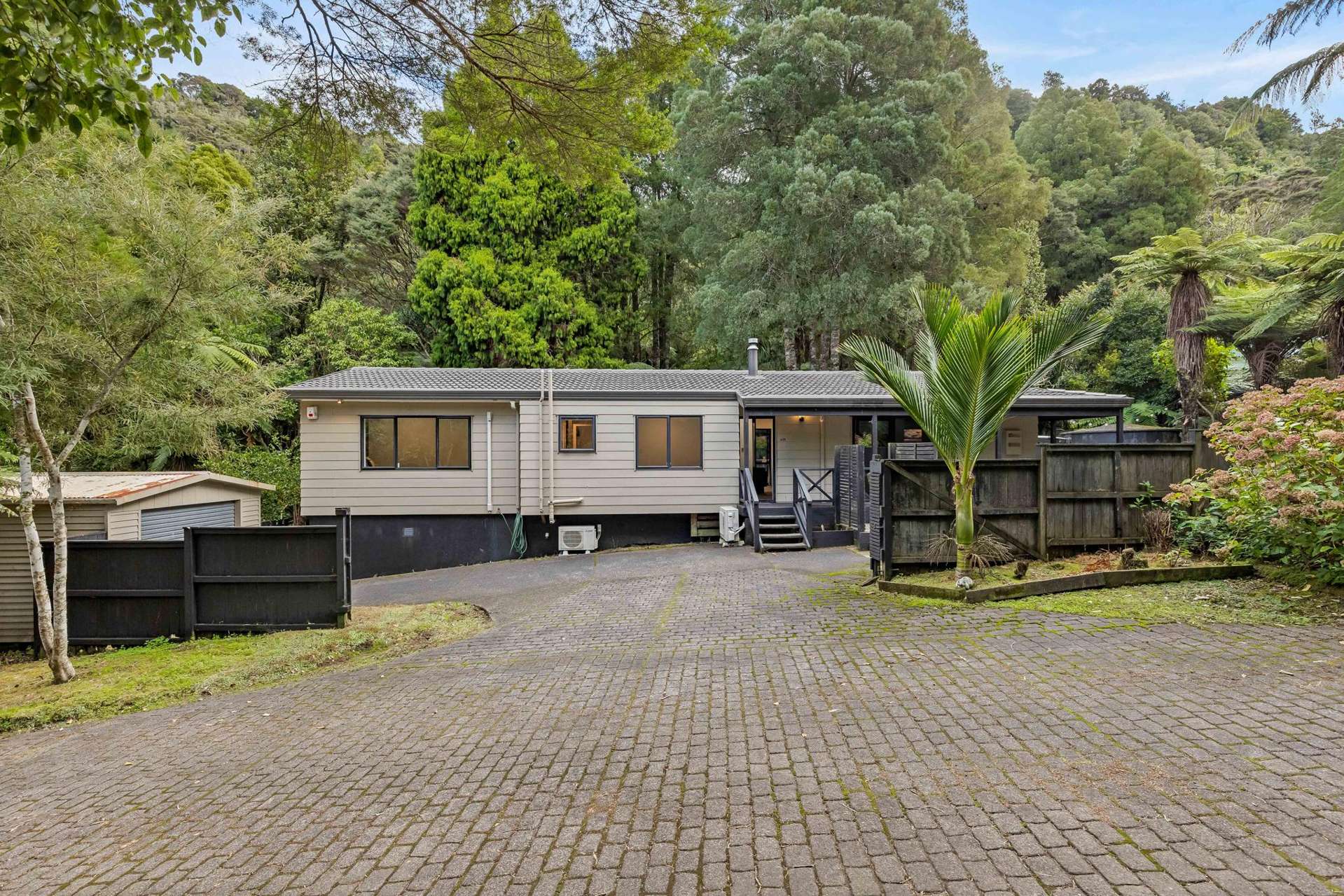 420 Scenic Drive Waiatarua_0