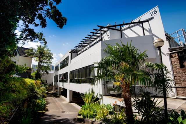Spacious 1 bedroom Apartment with covered carpark