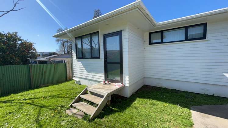 2/4 Barnard Pl Manurewa_1