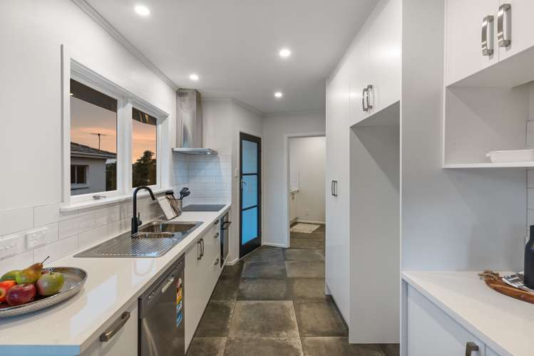 11 Queen Mary Avenue New Lynn_14