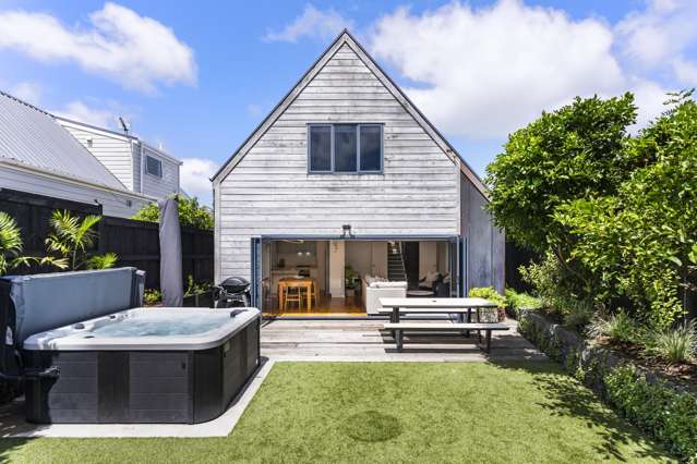 SUN-SOAKED INDOOR-OUTDOOR LIVING!