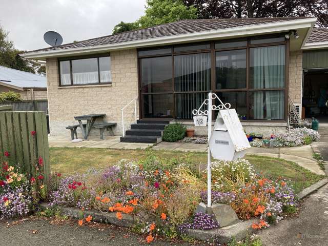 Peaceful 2-Bedroom Home with Conservatory & Garden