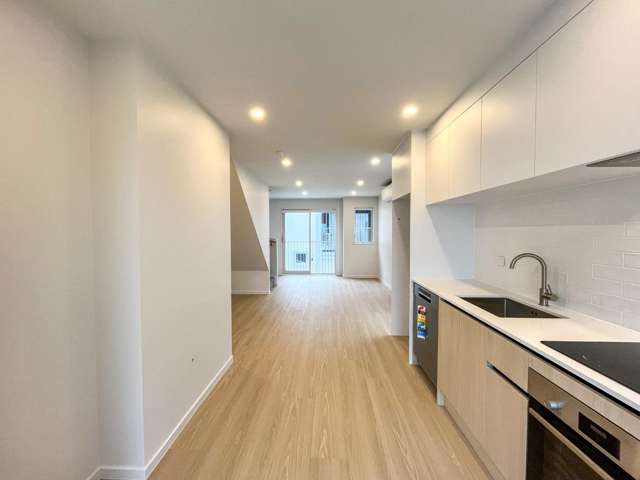 13/9 Aeroview Drive 1603_4