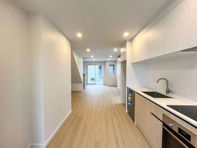 13/9 Aeroview Drive 1603_4