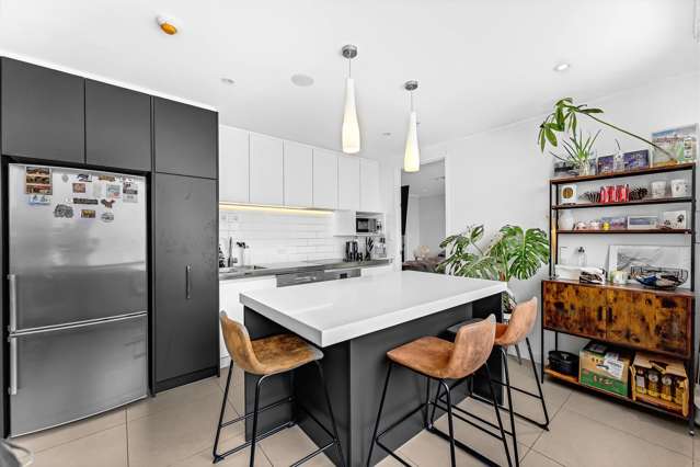 Vendor Says SELL! City Fringe with Harbour Views