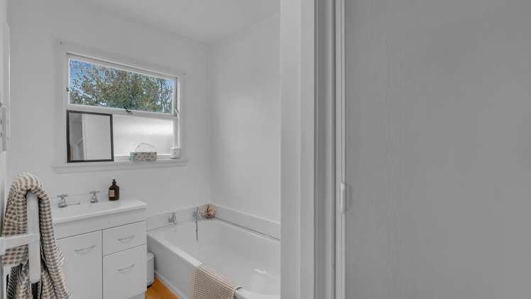 2/2 Greenpark Street_5